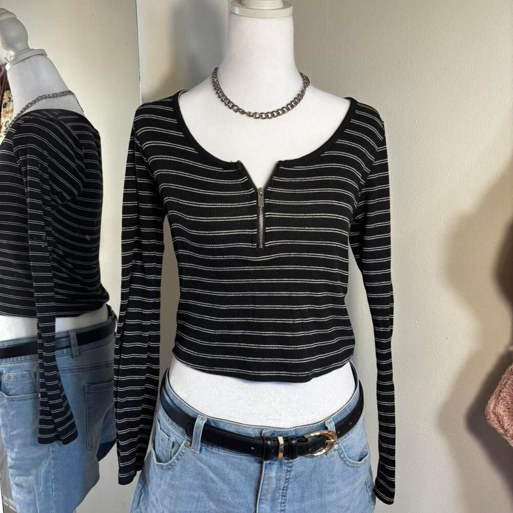 Forever 21 Black & White Stripe Half-Zip Long Sleeve Crop Top | Size M